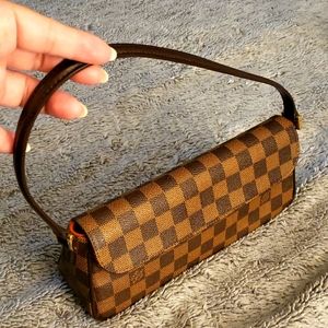 Louis Vuitton Damier Cluth